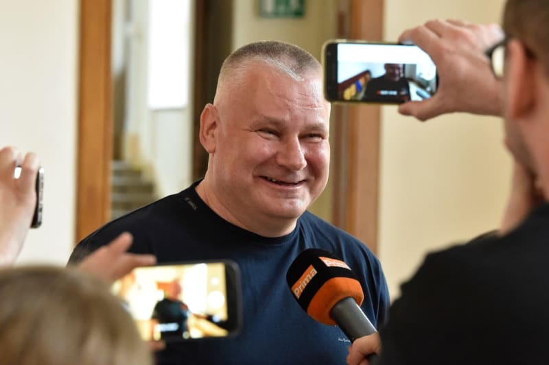 Jiří Kajínek hovoří s novináři 8. března 2019 u Krajského soudu v Brně, kam byl předvolán jako svědek. (2019)