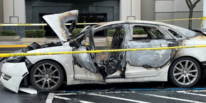 Děti bojovaly o život v hořícím autě, jejich matka mezitím kradla v obchodě.