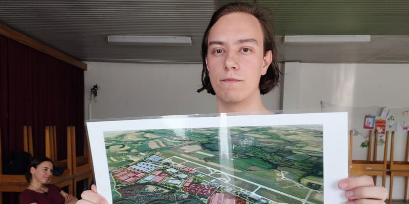 Na zemědělských pozemcích v Petřvaldu má vyrůst vojenská základna, pozemky už se vykupují. Místní nesouhlasí, chrání zemědělskou půdu i přírodu. Na snímku student a aktivista Josef Mišanik z Mošnova.