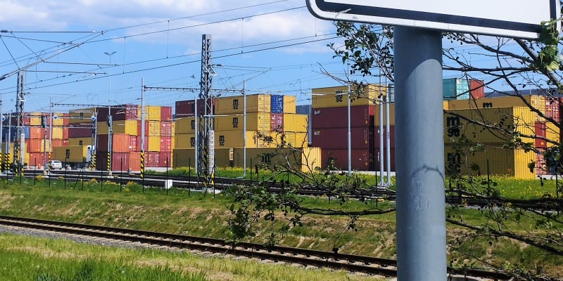Na zemědělských pozemcích v Petřvaldu u ostravského letiště Mošnov má vyrůst vojenská základna, pozemky už se vykupují. Areál se stane součástí průmyslové zóny Velký Mošnov, která už částečně stojí. 