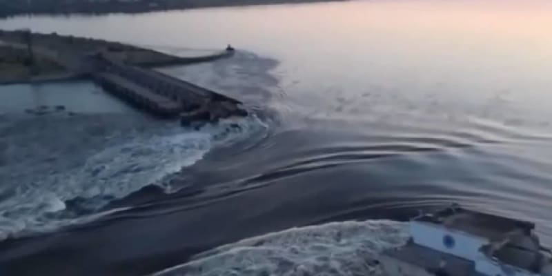Protržená hráz Kachovské přehrady na Dněpru