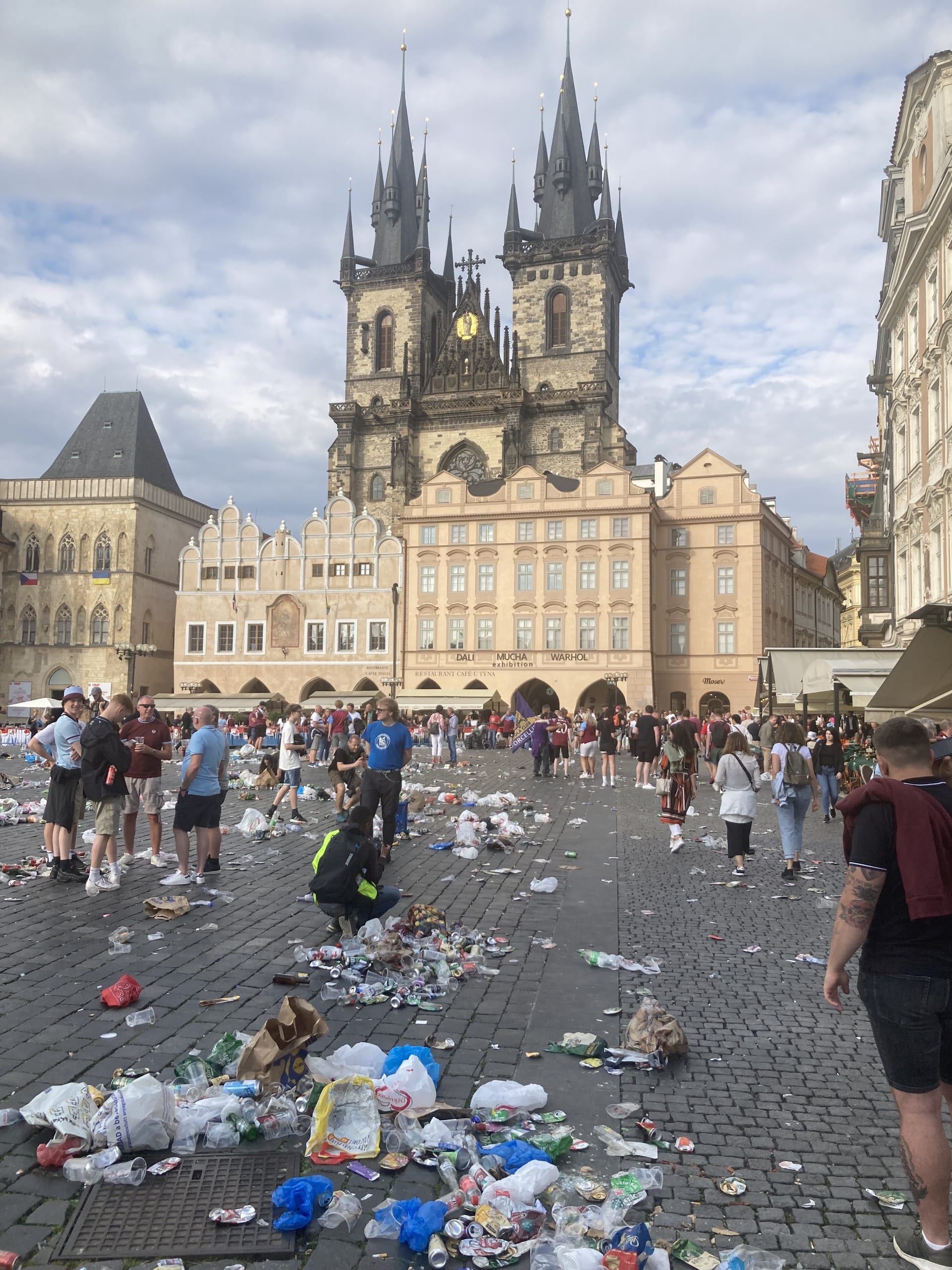 Přítomnost fotbalových fanoušků způsobila v centru Prahy velký nepořádek.