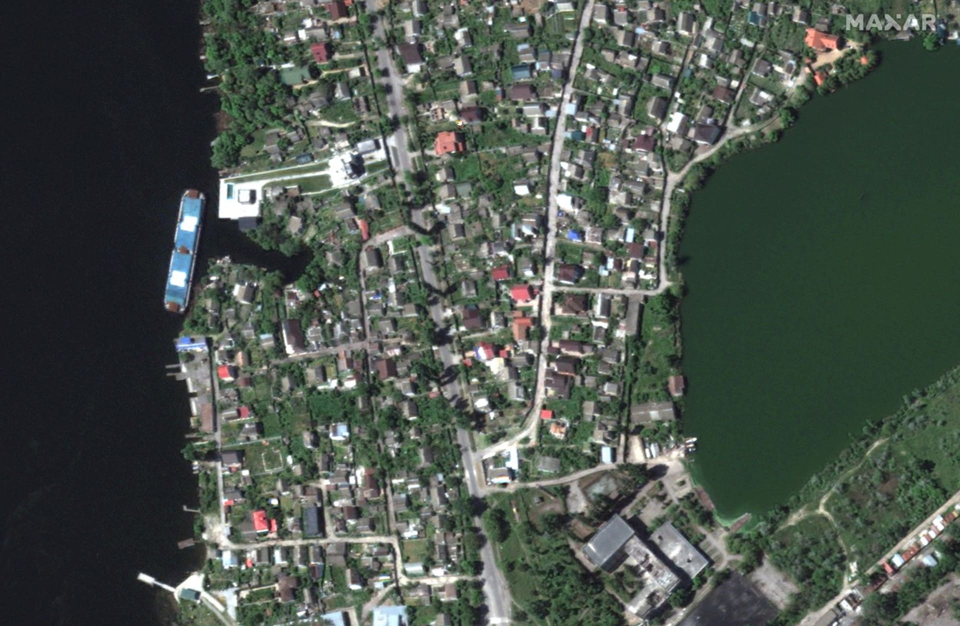 Na satelitním snímku společnosti Maxar technologies je vidět město podél řeky Dněpr v Chersonu 15. května 2023.