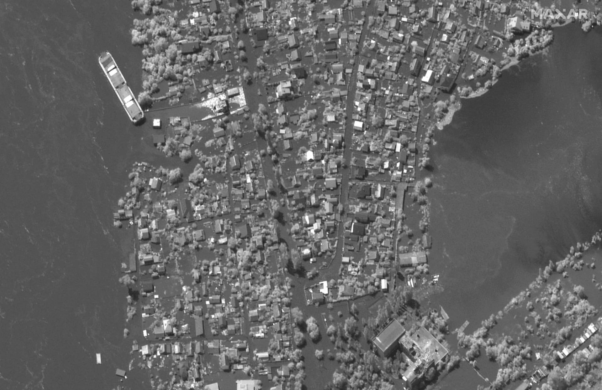 Na satelitním snímku společnosti Maxar technologies je vidět město podél řeky Dněpr v Chersonu 6. června 2023 po zaplavení.