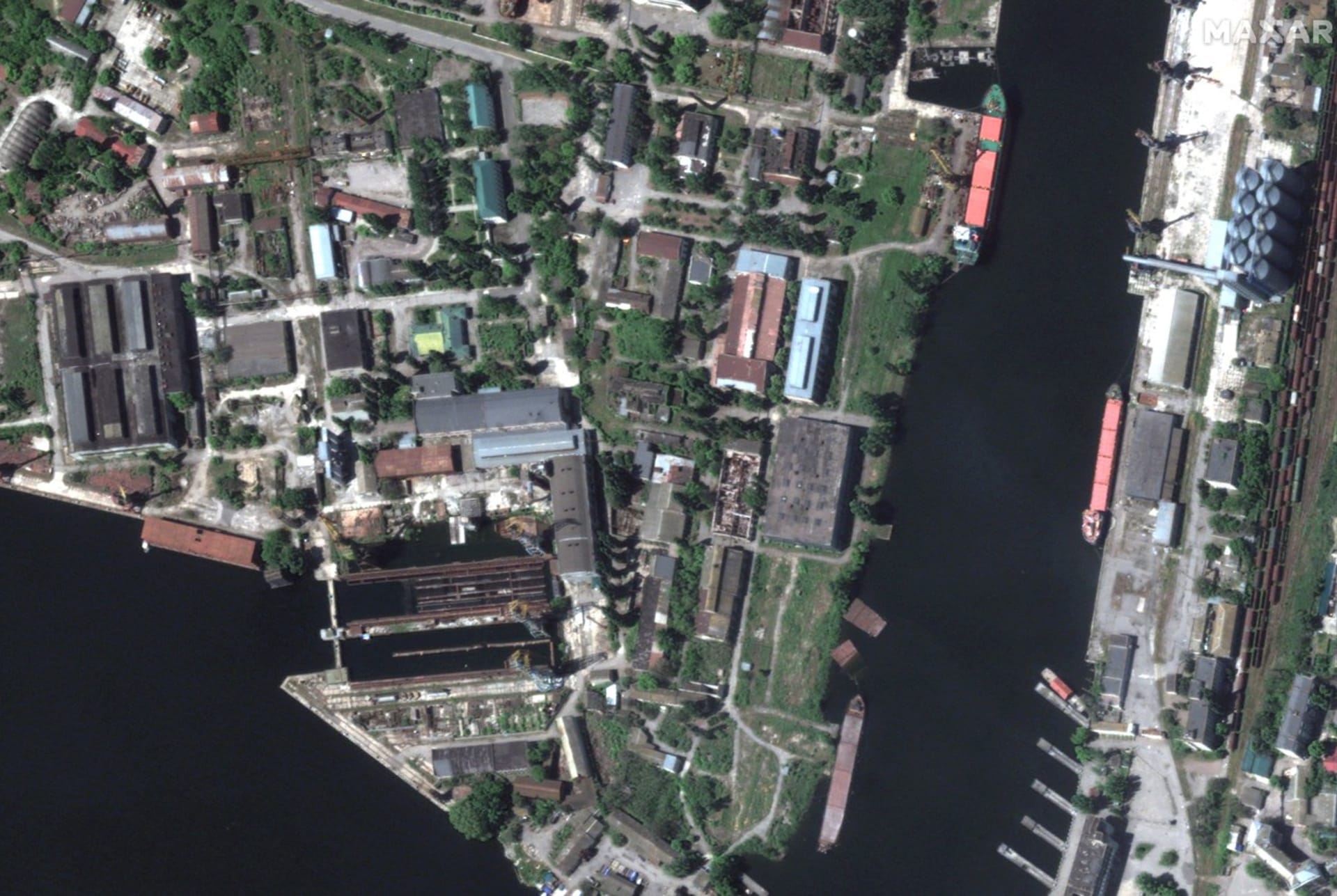 Satelitní snímek pořízený společností Maxar Technologies ukazuje přístavní a průmyslovou oblast v Chersonu 15. května 2023.