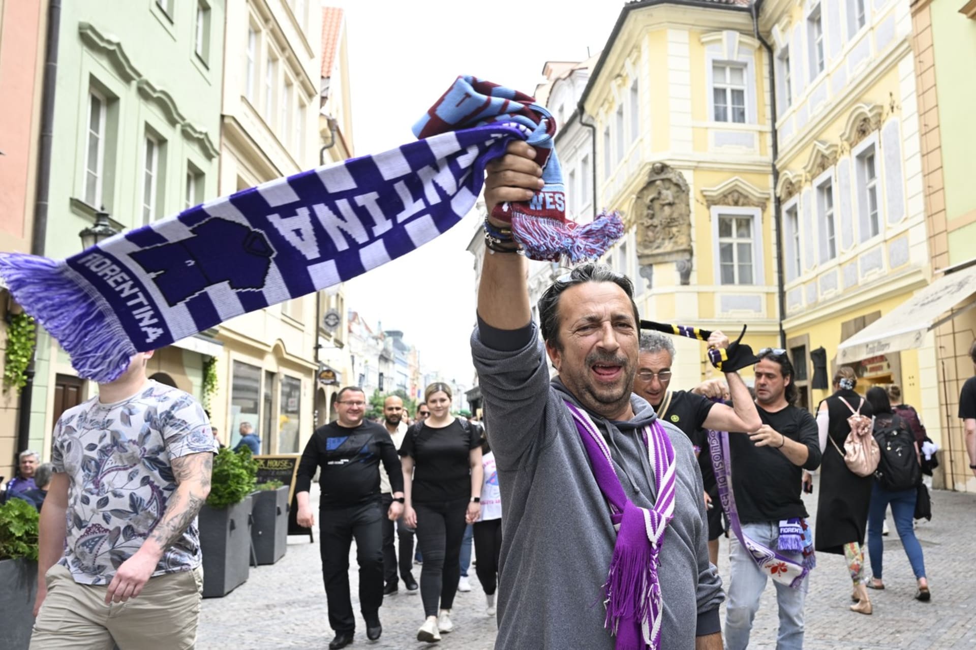 Fotbaloví fanoušci v ulicích Prahy