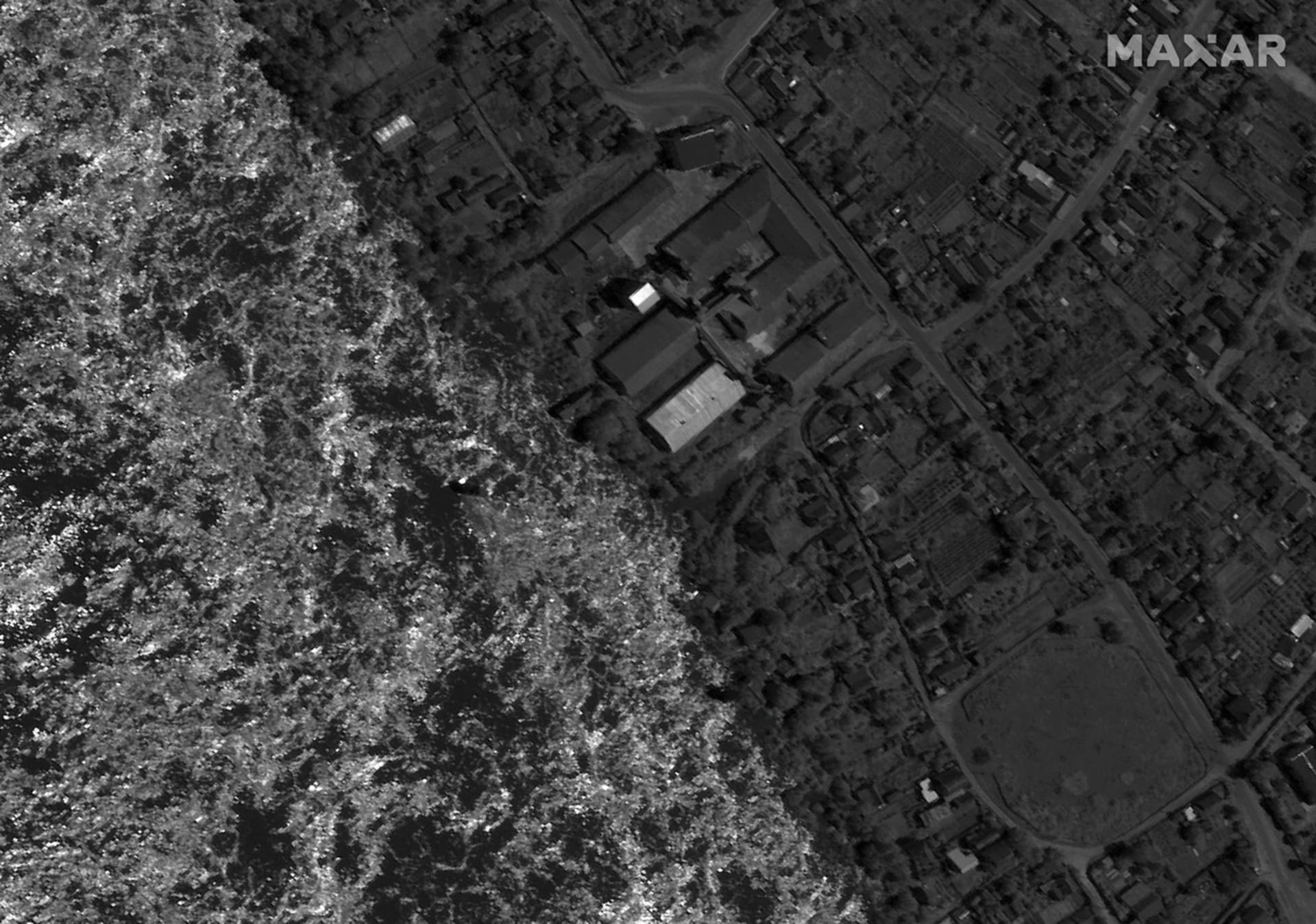 Satelitní snímky odhalují rozsah škod na Kachovské přehradě i následky po jejím zničení.