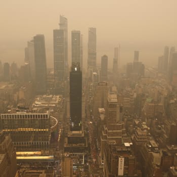 Zplodiny po požáru v Kanadě zasáhly i New York, na fotografii Manhattan.