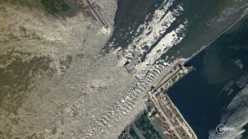 Kdo sabotoval Kachovskou přehradu? Své verze o příčině výbuchu představily Ukrajina i Rusko