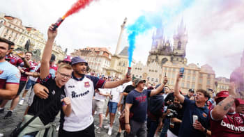 ON-LINE: Praha baví sociální sítě. Hitem se stal fanoušek běžící s pivem a legendou West Hamu