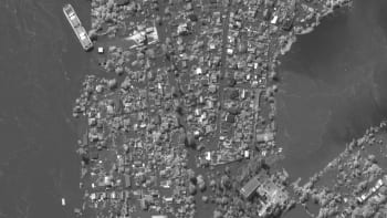 Satelitní snímky zkázy. Z porovnání Chersonska před a po katastrofě mrazí, obce mizí pod vodou