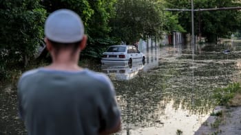 Zaplavené domy, pohřešovaní i tisíce lidí bez pomoci: Voda z Kachovské přehrady přináší zkázu