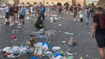 ON-LINE: Praha se mění v odpadkový koš. Řádění zahraničních fanoušků je na městě znát