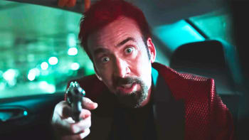 Nicolas Cage už zase hraje totálního magora. V novém traileru terorizuje všechny kolem sebe