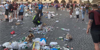 Praha se proměnila v odpadkový koš. Řádění zahraničních fanoušků se na městě projevilo