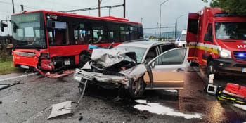 Hrozivá nehoda v Bratislavě: Vůz se srazil s autobusem MHD, zbyl jen šrot. Řidička je zraněná