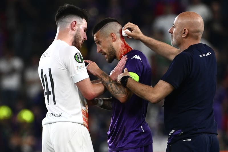 Fanoušci West Hamu opakovaně házeli po hráčích Fiorentiny kelímky a další odpadky. Kapitán Biraghi to schytal přímo da hlavy a začal silně krvácet.