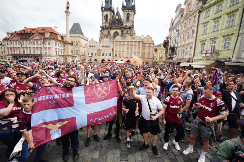 Fanoušci West hamu se srocují v centru Prahy.