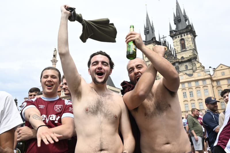 Fotbaloví fanoušci v ulicích Prahy