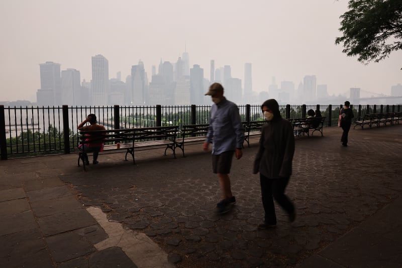 Zplodiny po požáru v Kanadě zasáhly i New York, na fotografii Brooklyn.