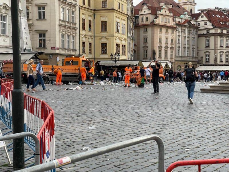 Přítomnost fotbalových fanoušků způsobila v centru Prahy velký nepořádek.