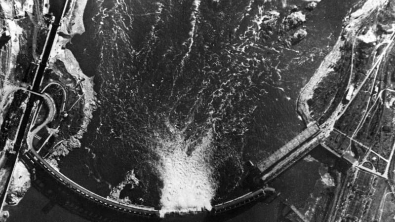 Voda jako zbraň. Sověti už dříve zničili přehradu na Dněpru, sabotáže ale páchali i Britové