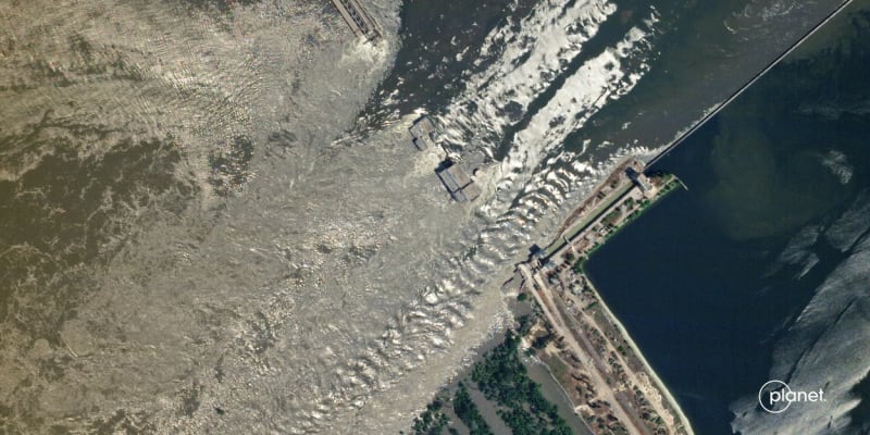 Pohled na zničenou Kachovskou přehradu