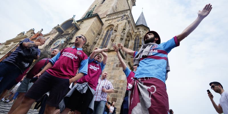 Fanoušci West Hamu se srocují v centru Prahy. 