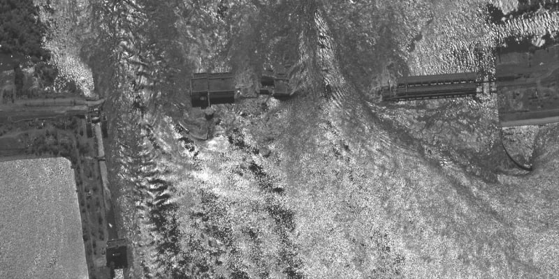 Satelitní snímky odhalují rozsahy škod na Kachovské přehradě.