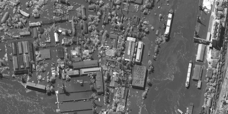 Satelitní snímek pořízený společností Maxar Technologies ukazuje přístavní a průmyslovou oblast v Chersonu 6. června 2023 po zaplavení. 