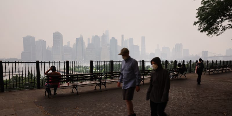 Zplodiny po požáru v Kanadě zasáhly i New York, na fotografii Brooklyn.