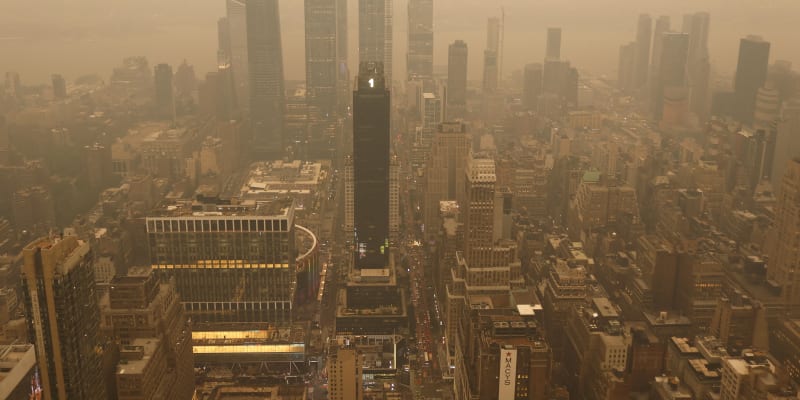 Zplodiny po požáru v Kanadě zasáhly i New York, na fotografii Manhattan.