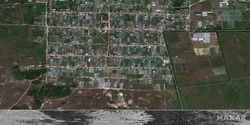 Kombinace satelitních snímků poskytnutých společností Maxar Technologies ukazuje obec Korsunka (nahoře) 15. května 2023 a stejnou oblast 6. června 2023 po zaplavení. 