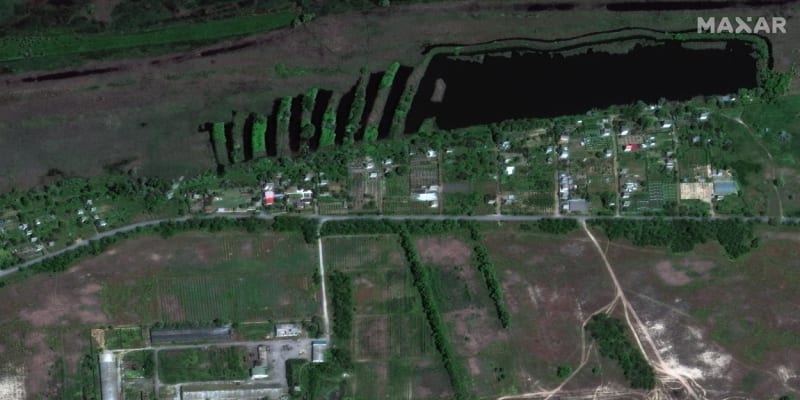 Satelitních snímky společností Maxar Technologies ukazují obec Korsunka z 15. května 2023 před zaplavením.