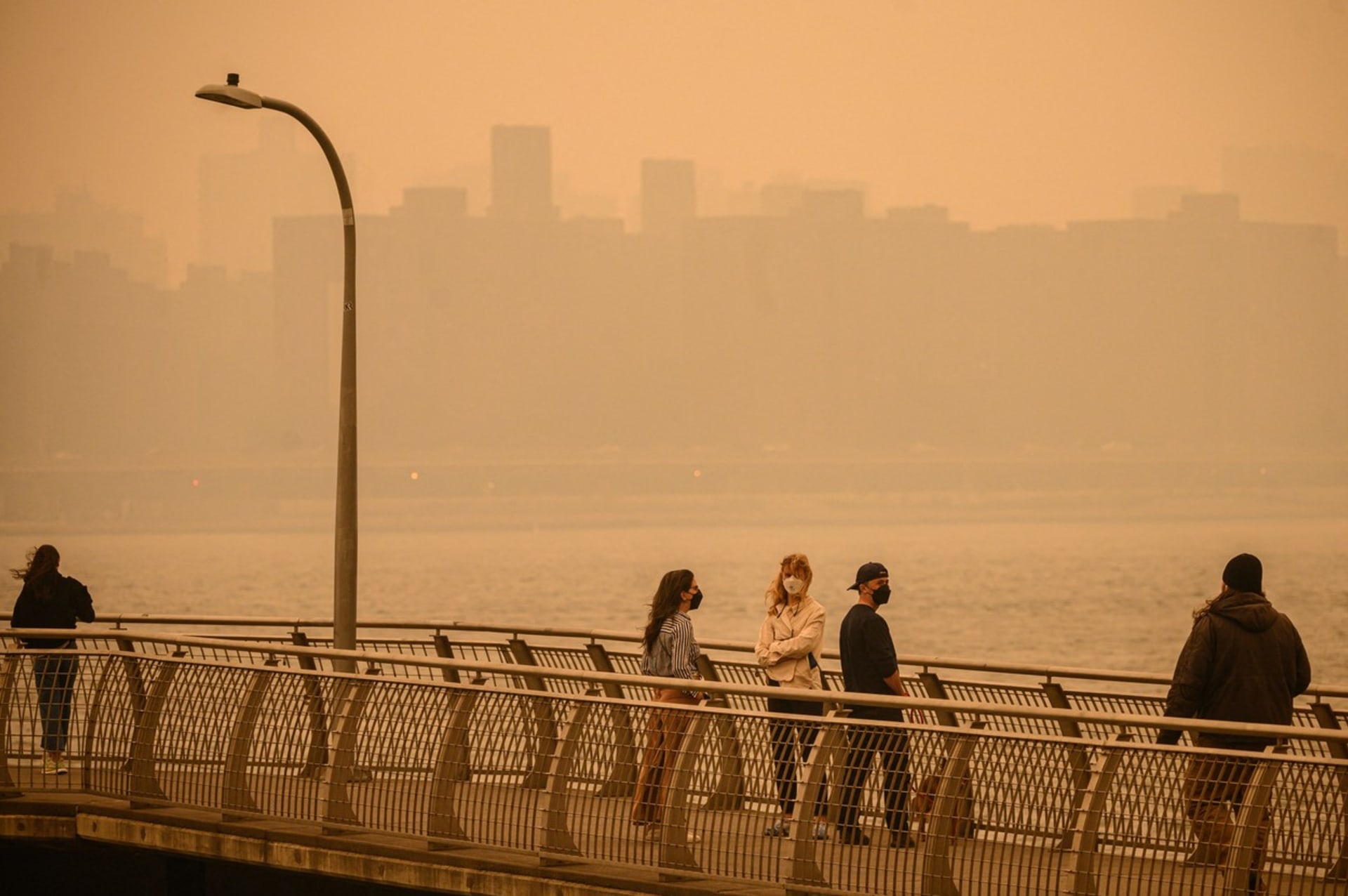 Obyvatelé New Yorku musí kvůli smogu z kanadských požárů dbát na vyšší opatrnost. Na místě jsou třeba roušky a respirátory, ideálně pak vůbec nevycházet ven.