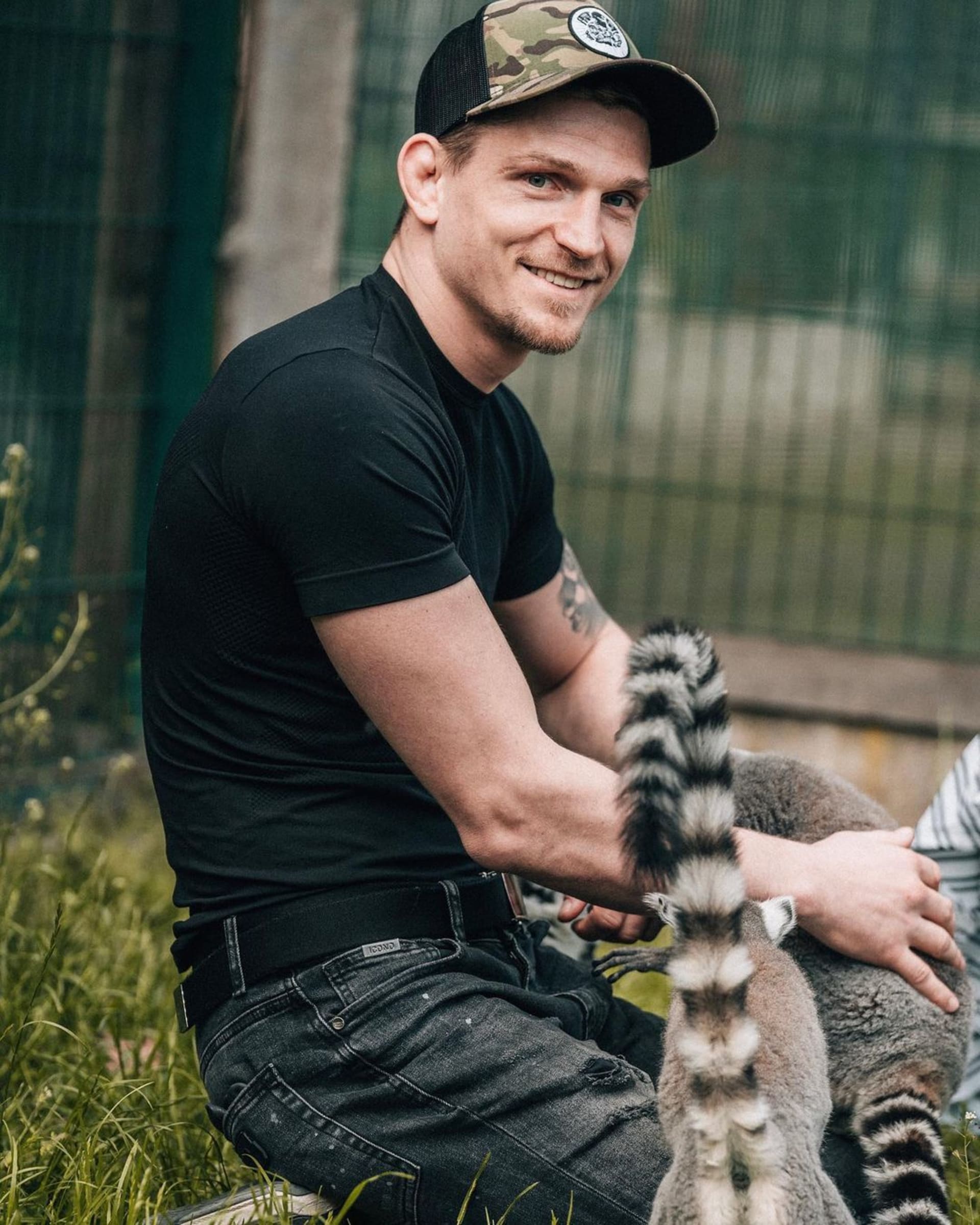UFC zápasník David Dvořák v obklopení lemurů