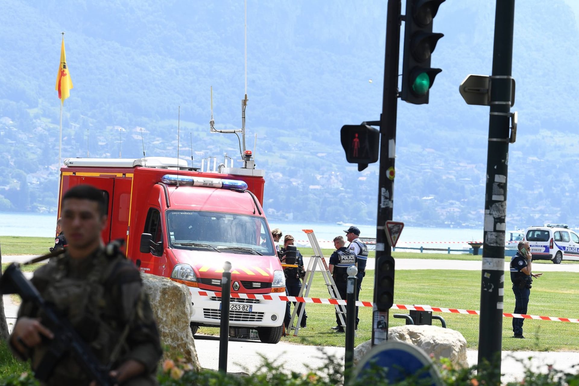 Při útoku nožem ve francouzském Annecy byly zraněny čtyři děti a jeden dospělý.