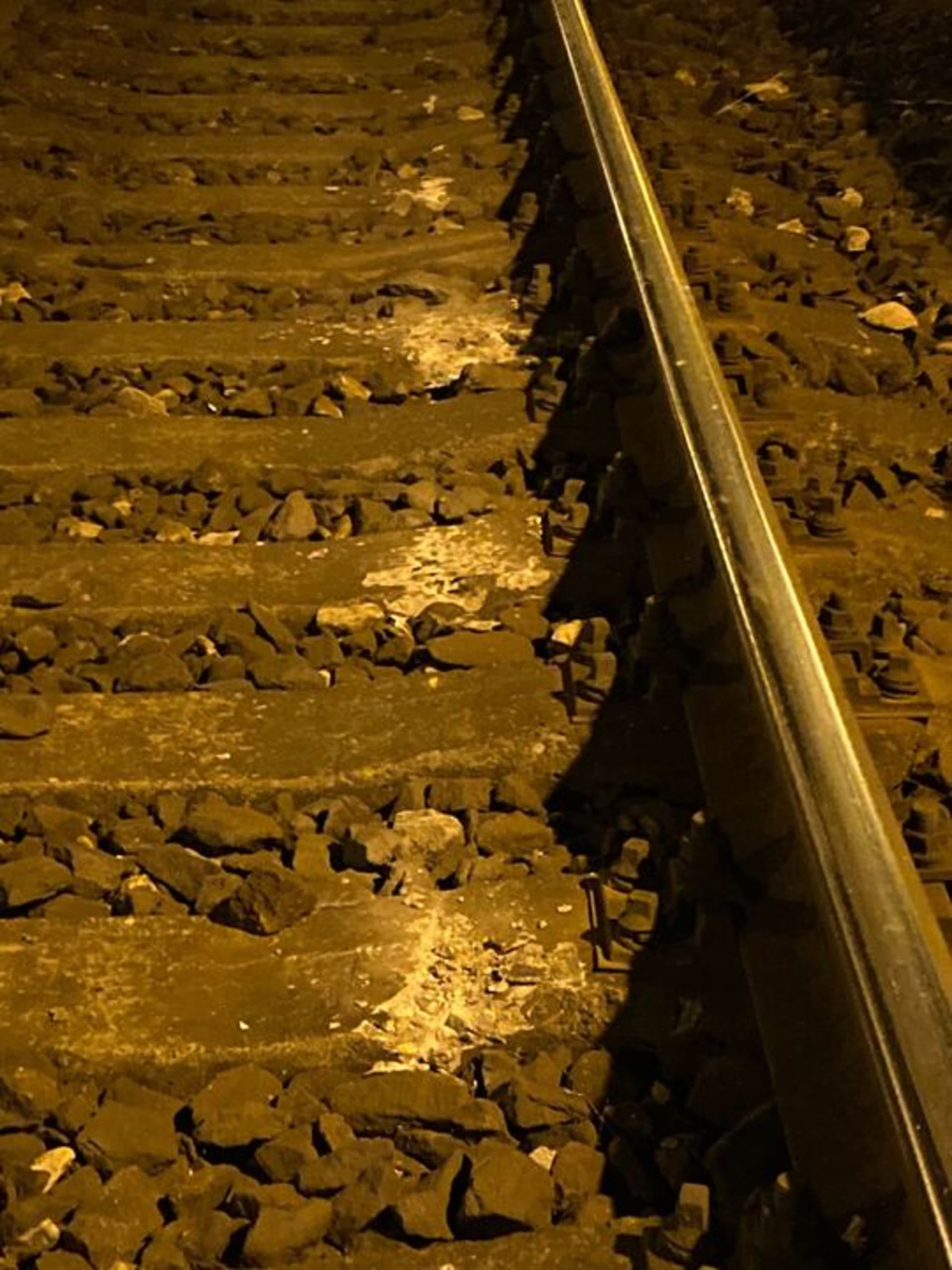 Poničená trať mezi Kolínem a Kutnou Horoupoté, co vykolejil nákladní vlak.