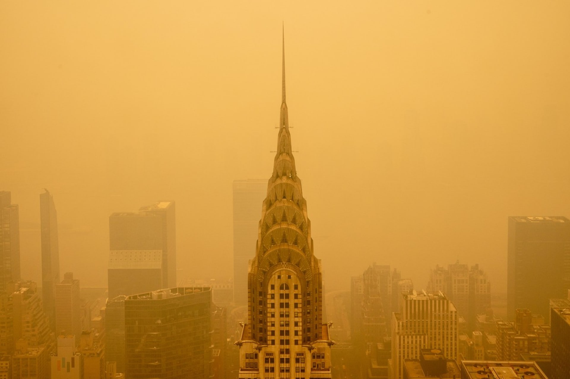 New York se kvůli kouři z kanadských požárů zabarvil do oranžova.