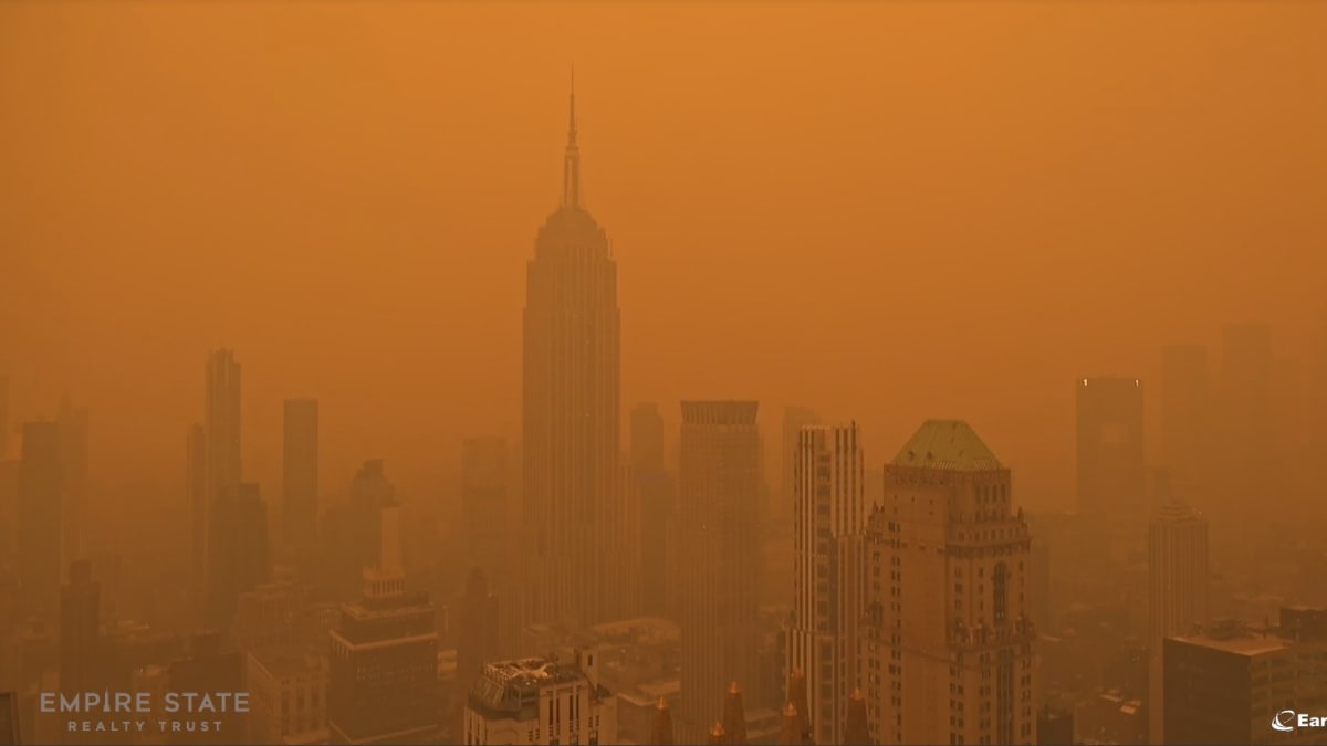 Pohled na Empire State Building během druhé hodiny odpolední
