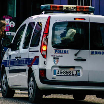 Útočník ve Francii pobodal šest dětí a jednoho dospělého.