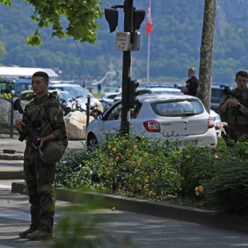 Útočník ve francouzském Annecy pobodal nožem čtyři děti a jednoho dospělého.