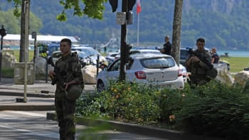 Hrůza ve Francii. Agresivní útočník pobodal čtyři děti a dospělého, tři z nich bojují o život