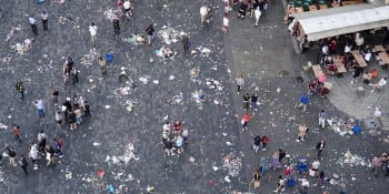 Fotbaloví fanoušci demolovali Prahu. Bordel, močili po centru, zuří lidé na sítích