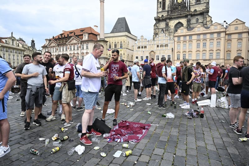 Fotbaloví fanoušci nechali na Staroměstském náměstí mnoho odpadků.