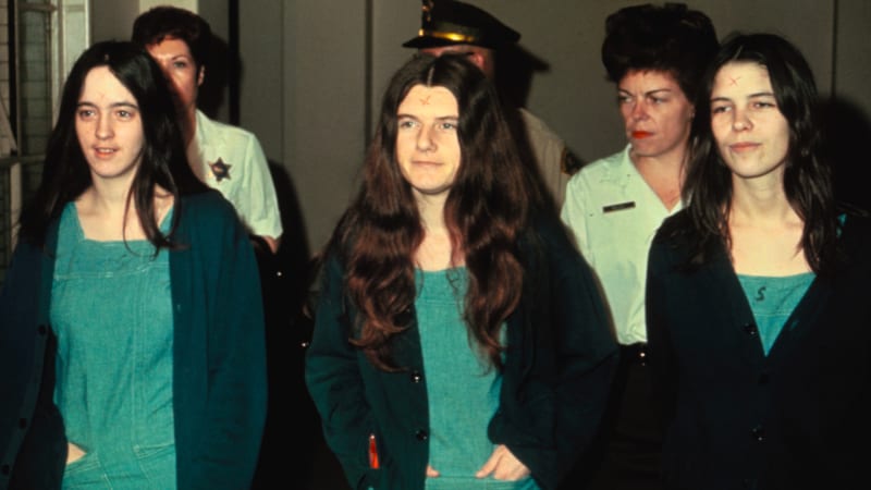 Leslie Van Houten (vpravo) během soudního procesu