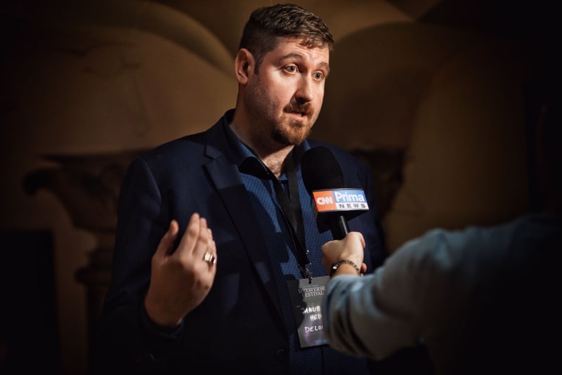 Jakub Hrdina z Deloittu při rozhovoru pro pořad CNN Prima Gaming.