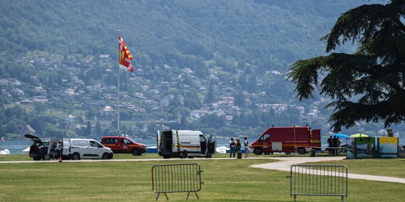 Při útoku nožem ve francouzském Annecy byly zraněny čtyři děti a jeden dospělý.