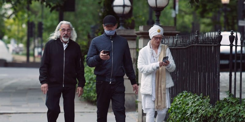 Leonardo DiCaprio s otcem Georgem a nevlastní matkou byli v Londýně.