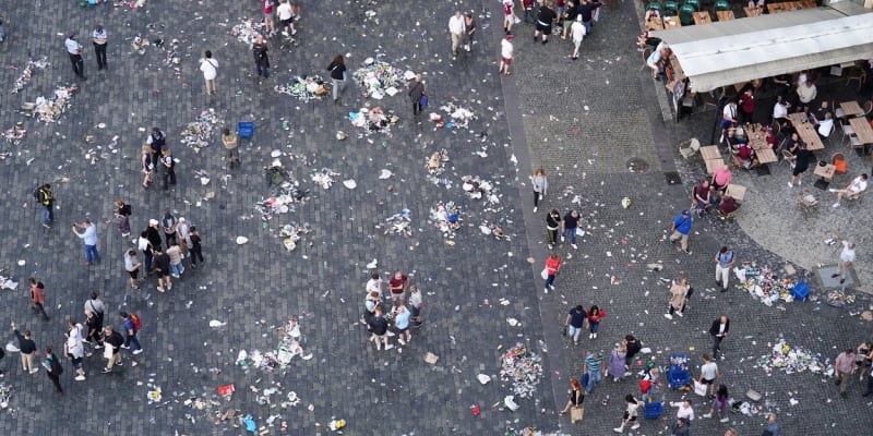Fotbaloví fanoušci nechali na Staroměstském náměstí mnoho odpadků.